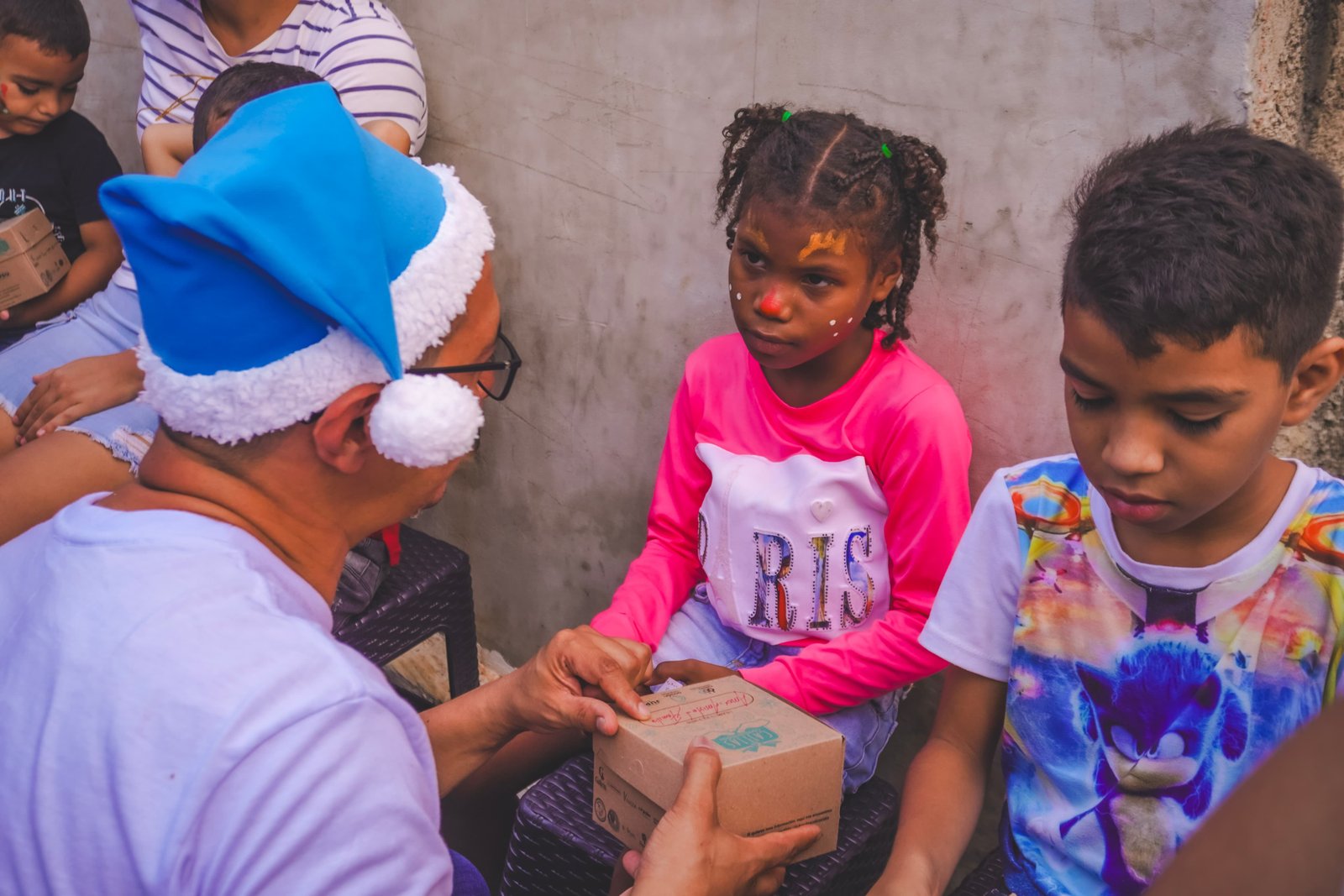Entrega de una cajita a un niño