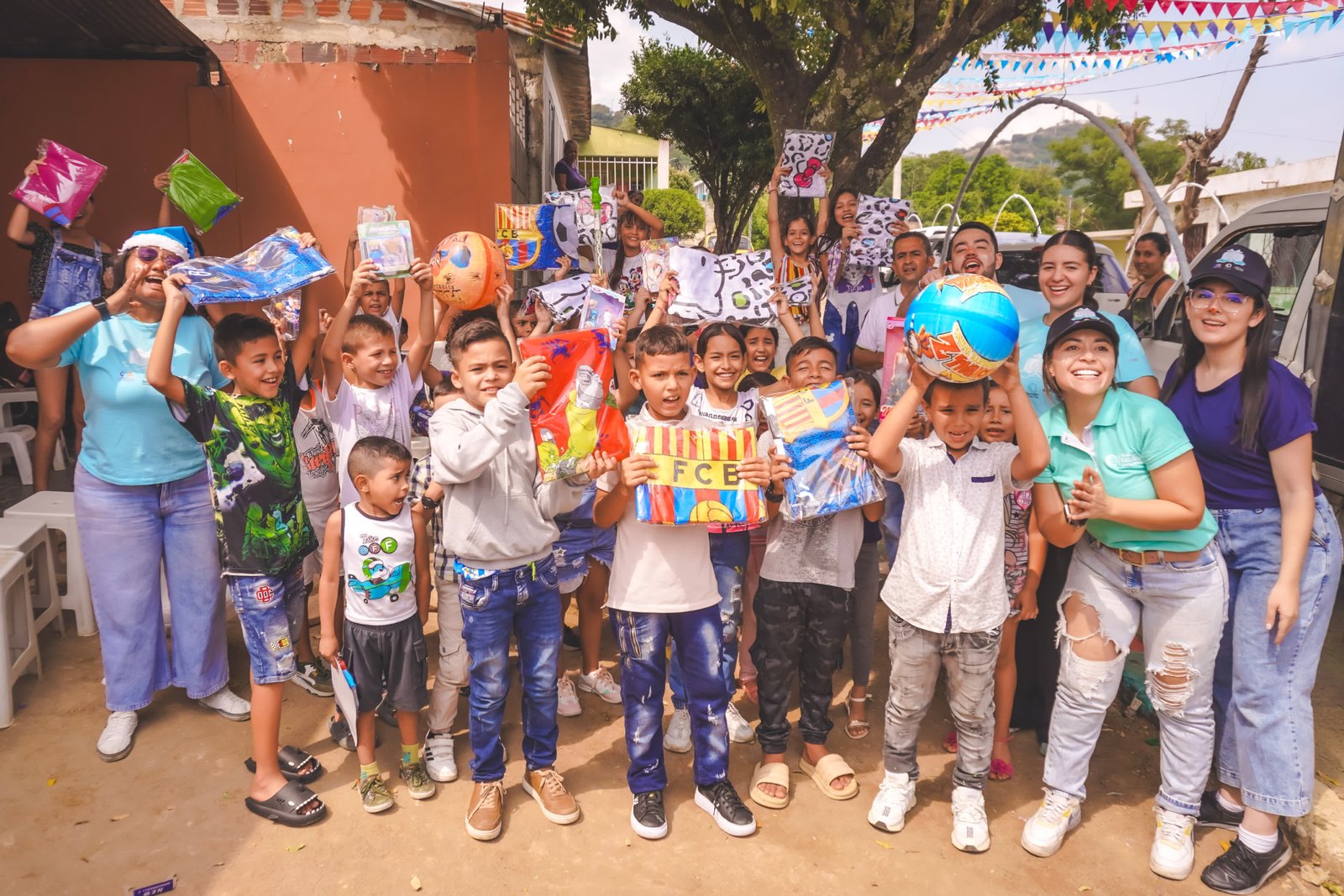 Niños con sus regalos