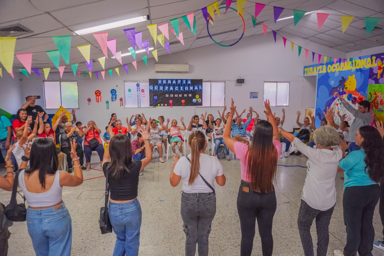 Grupo de niños y voluntarios