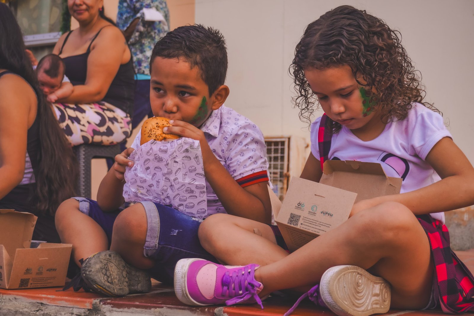 Niños recibiendo sus cajitas