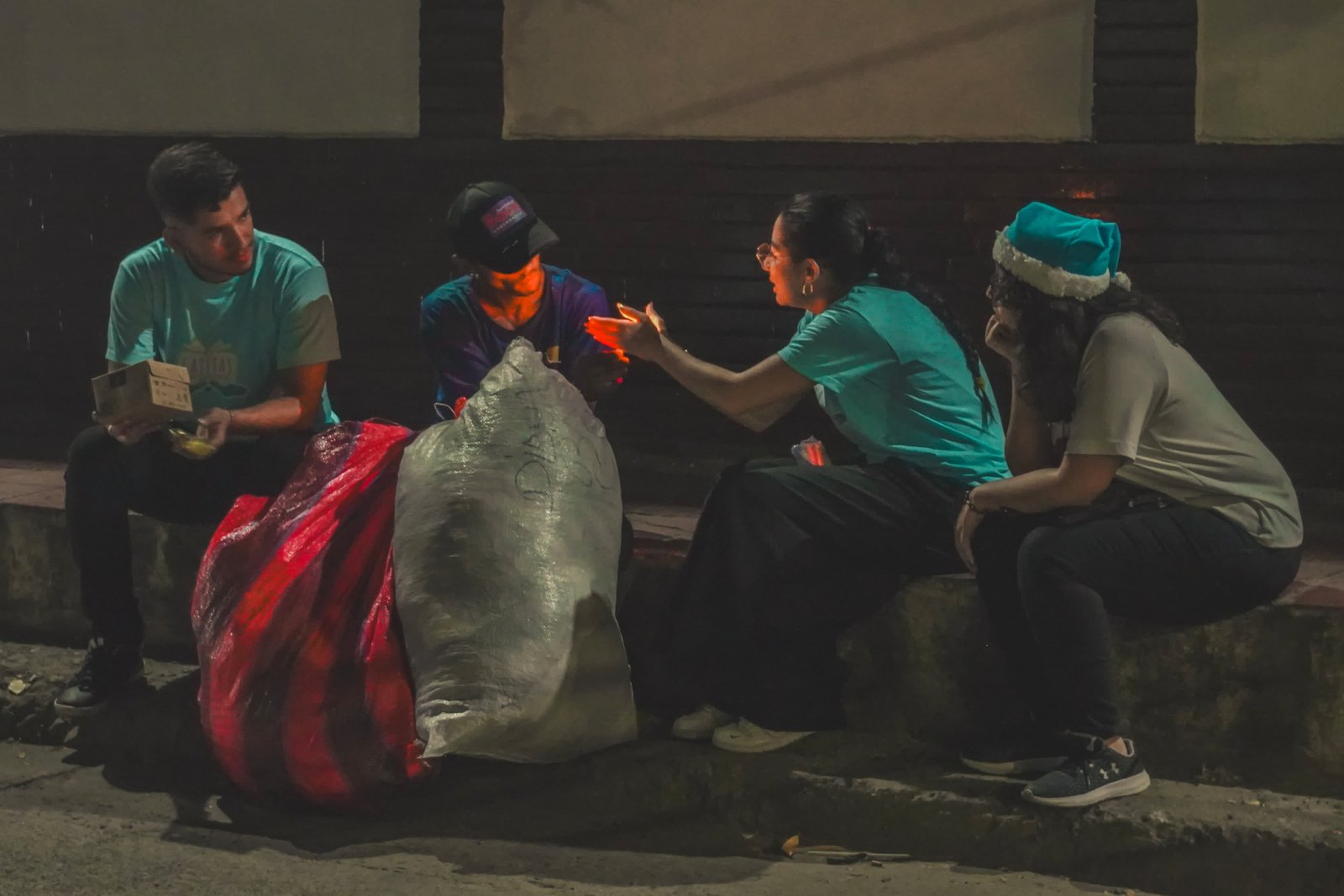 Voluntarios en una entrega nocturna