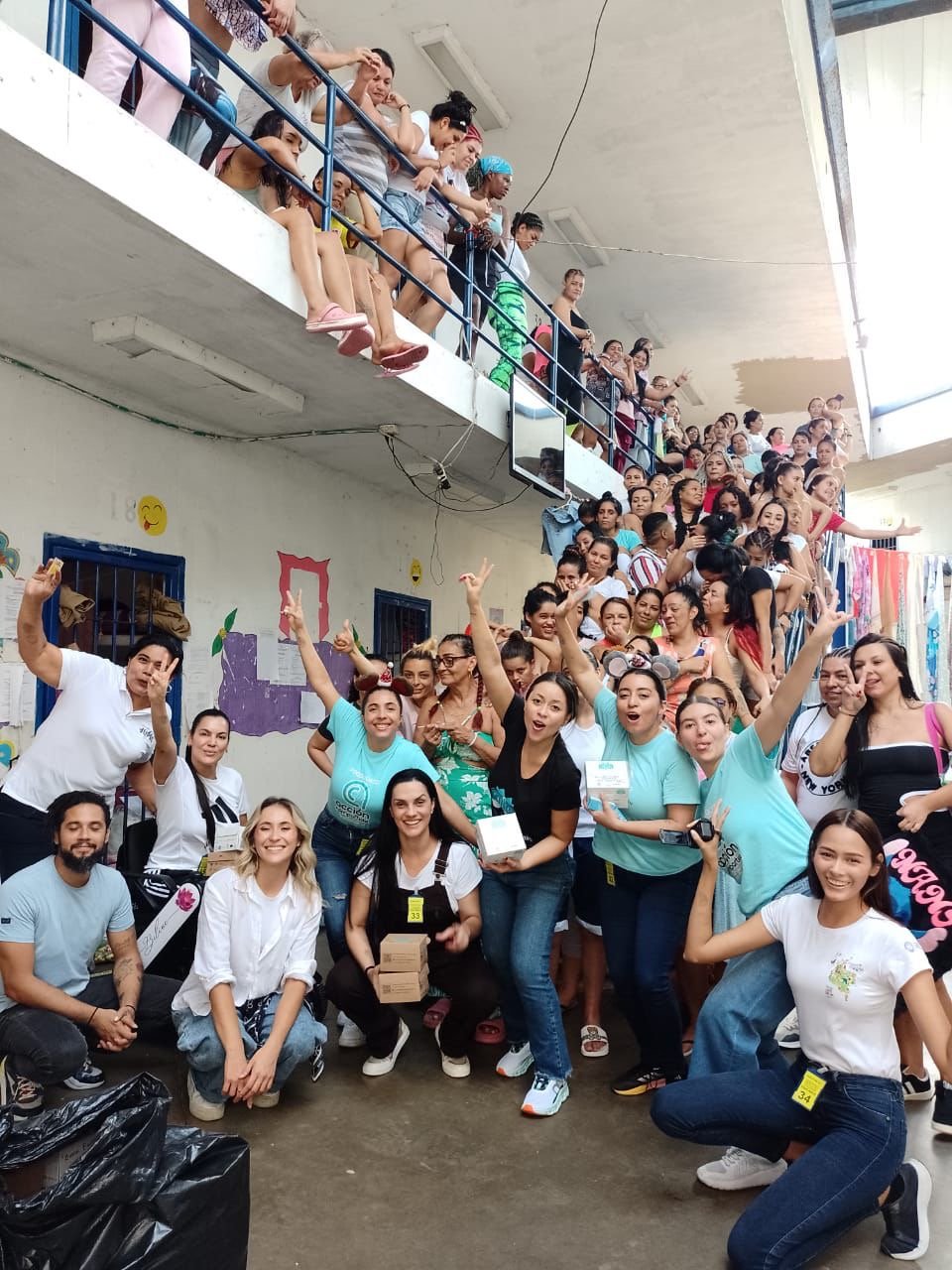Voluntarios y familias celebrando