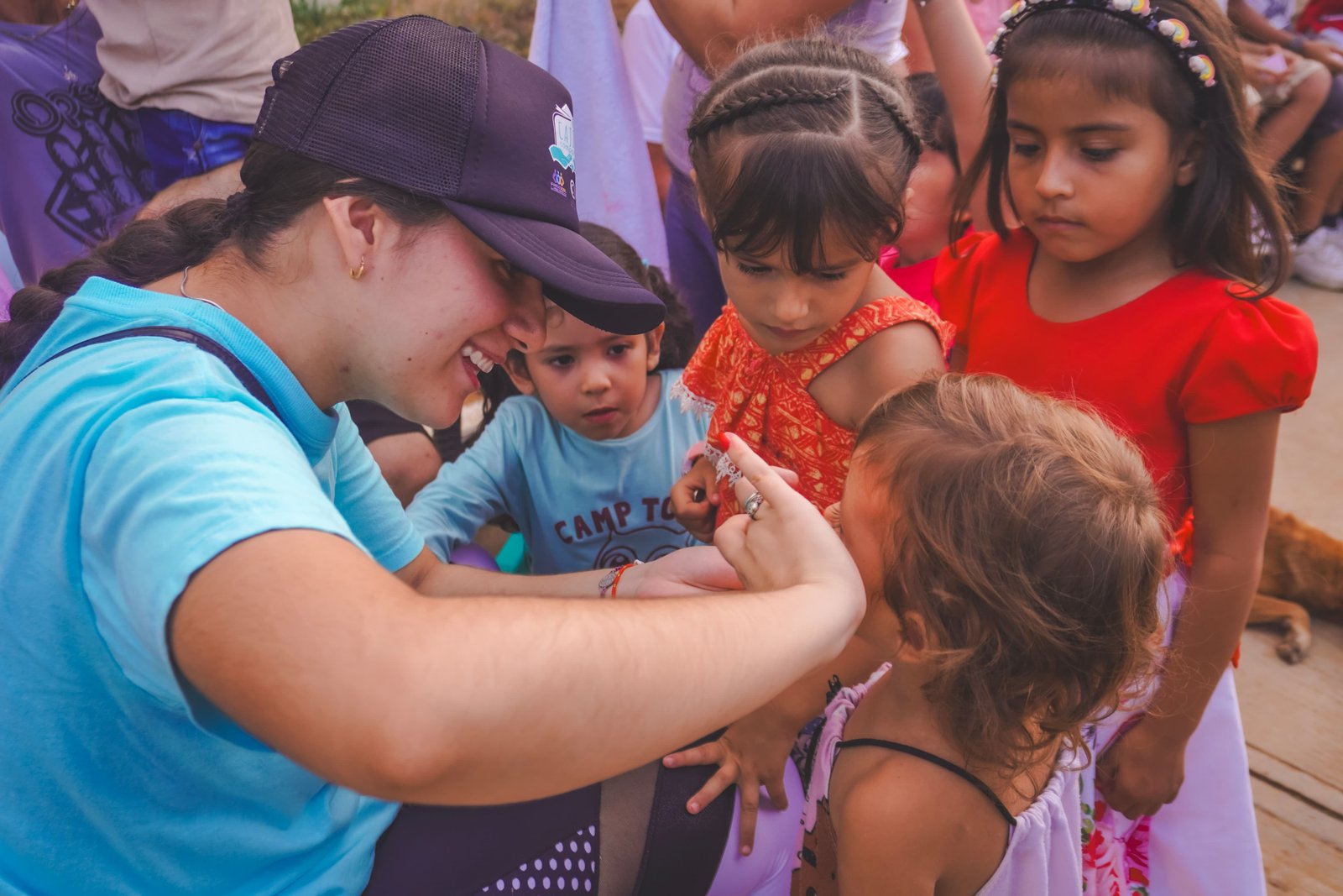 Voluntaria con niños