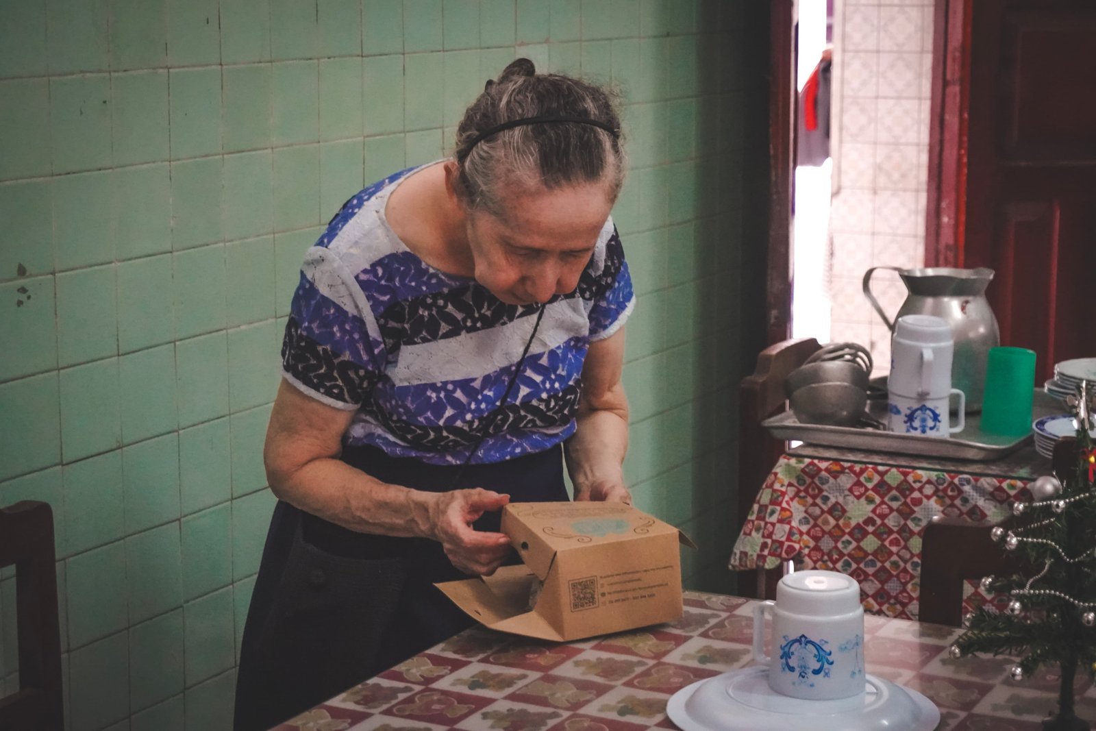 Entrega de una cajita a una señora