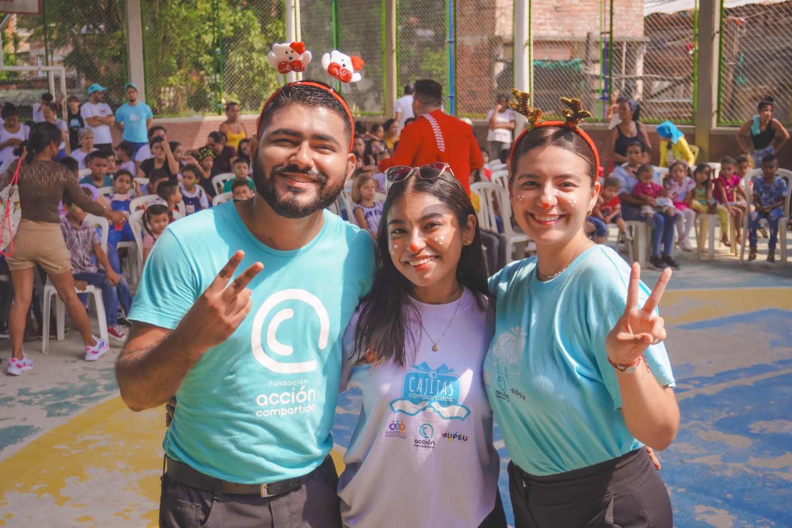 Voluntarios con la camiseta de la fundación