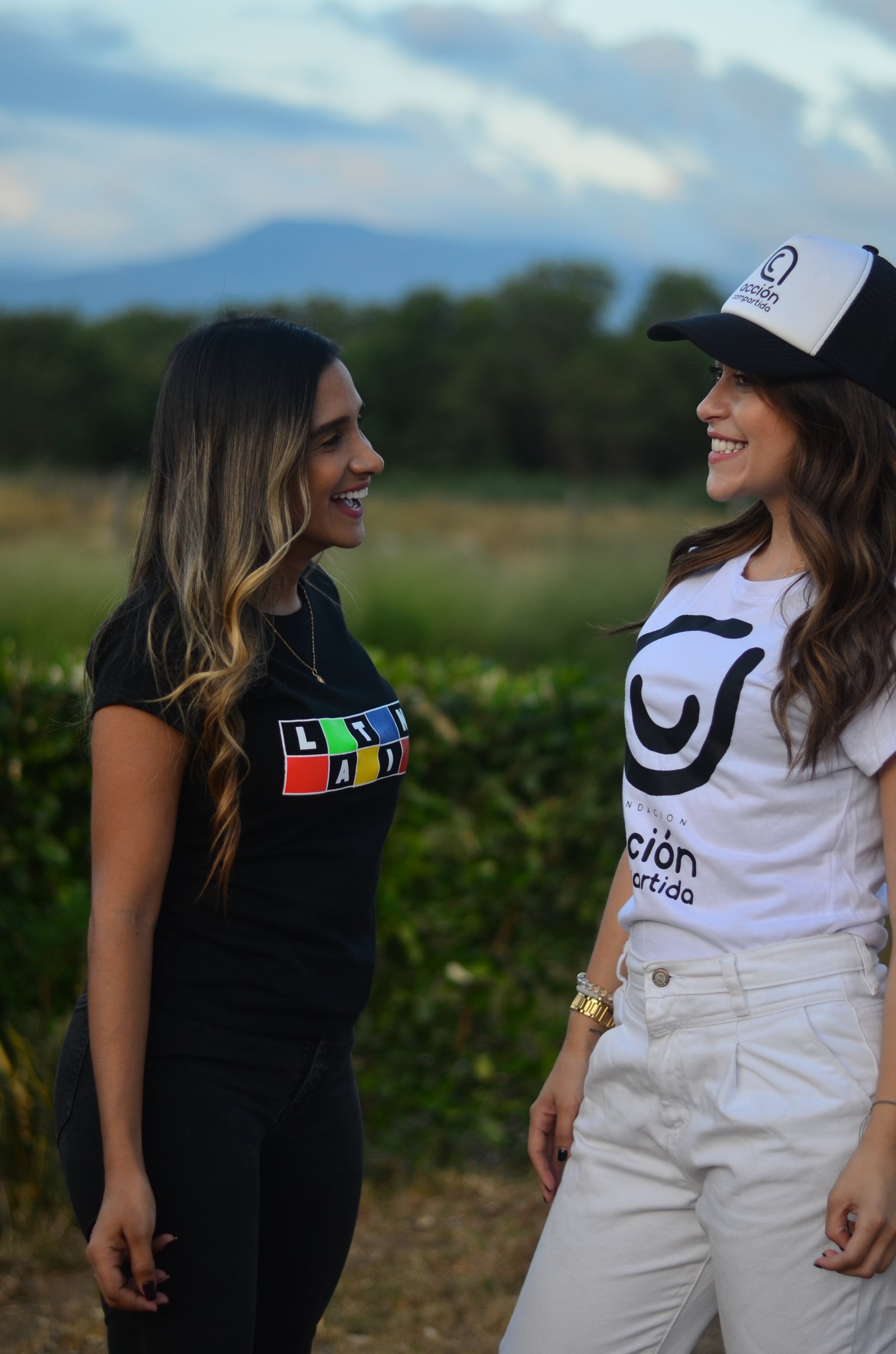 Integrantes de la fundación conversando al aire libre