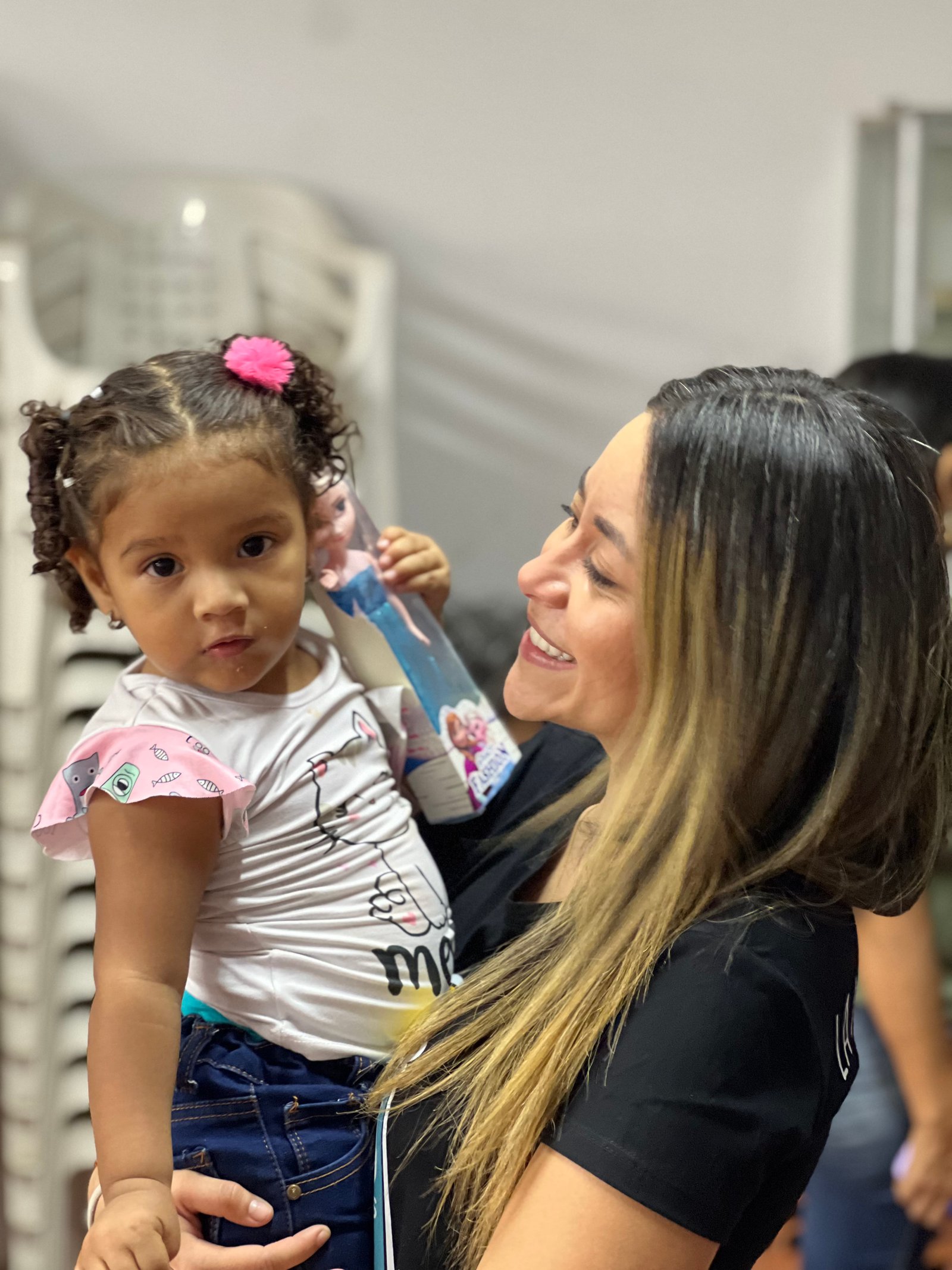Voluntaria con una niña en brazos