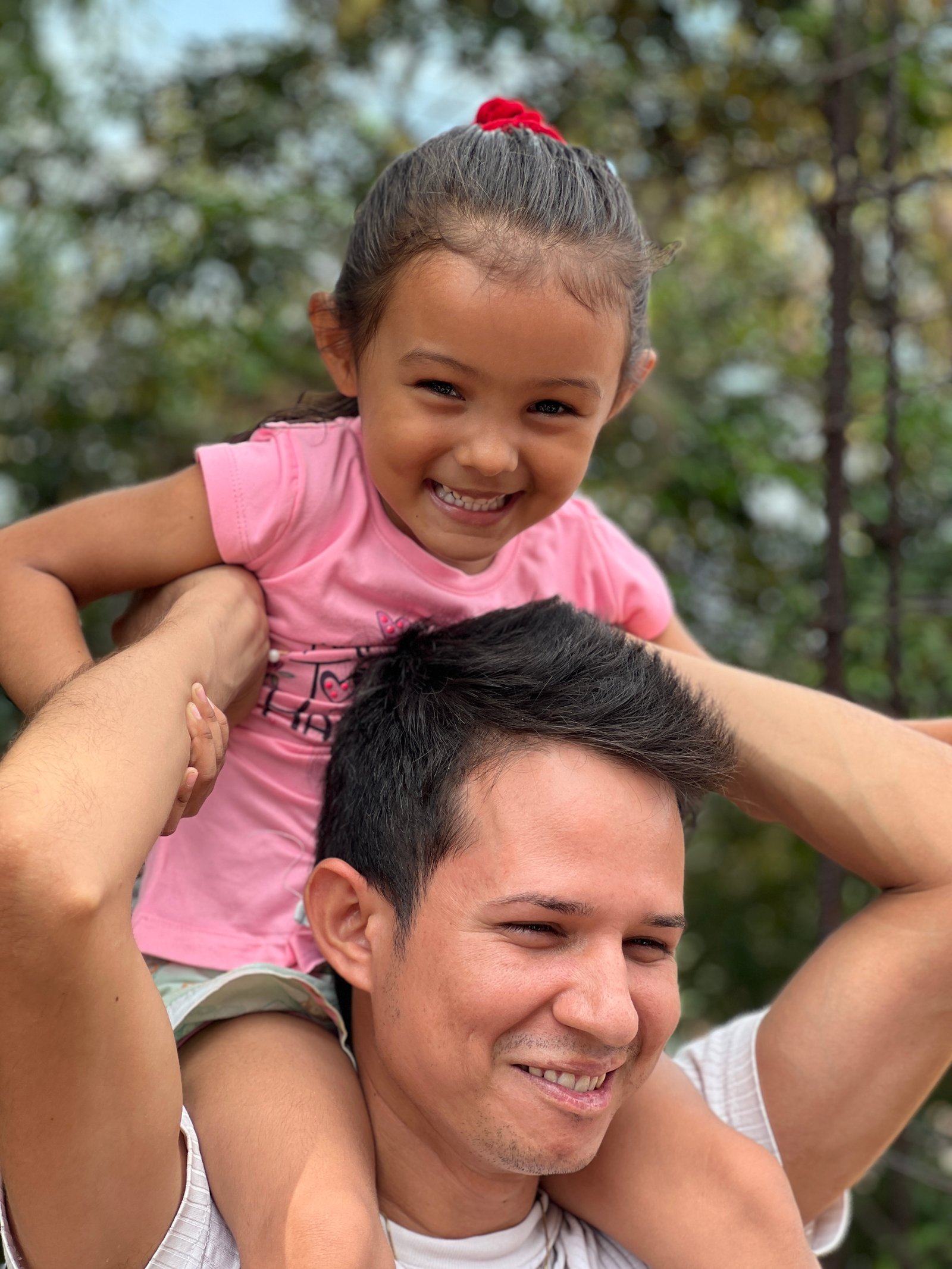 Voluntario con una niña sobre los hombros